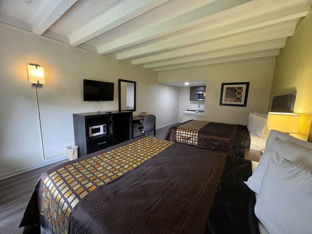 James River Inn & Suites - photo 10
