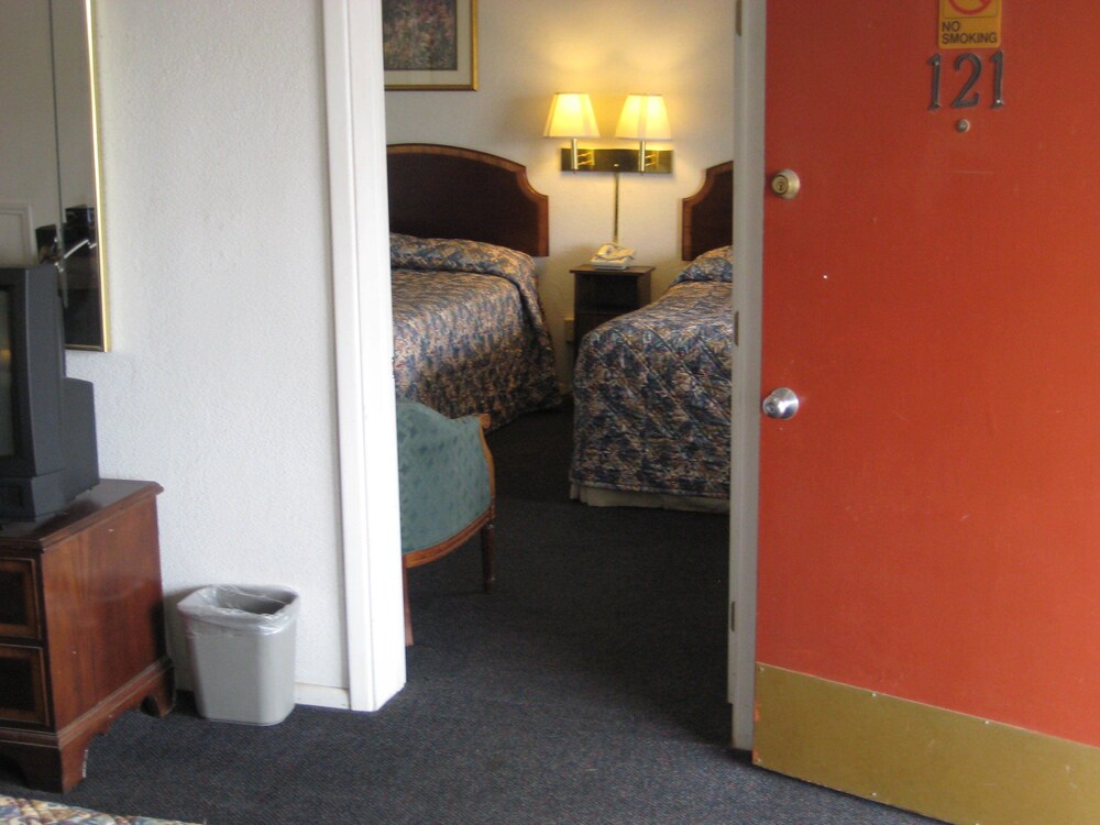 El Capitan Motel - photo 16