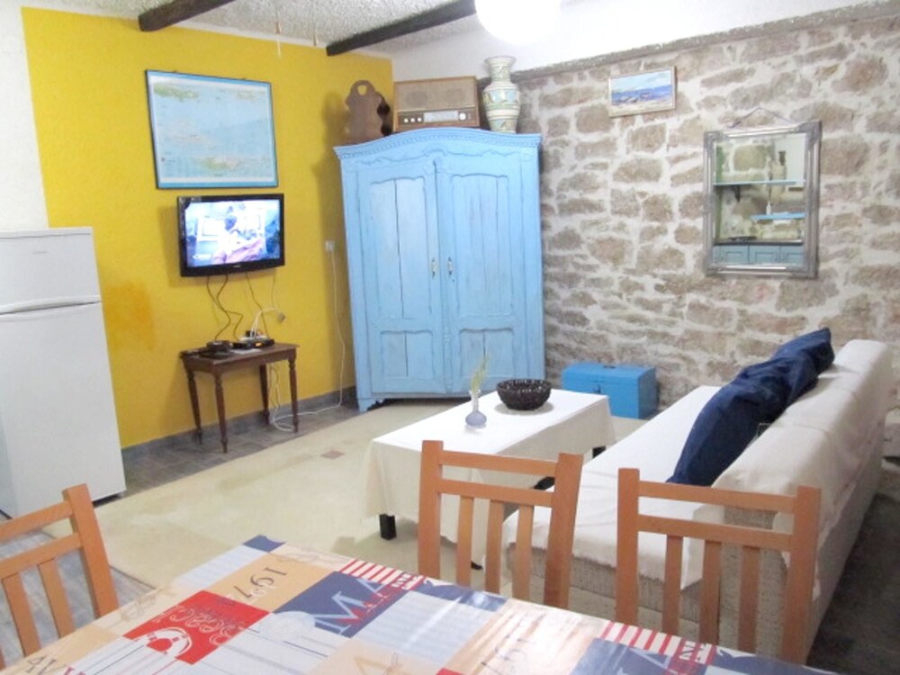 Comfortable apartment in Betina 55 m with terrace — 4-Star Luxury Hotel in Tisno, Croatia