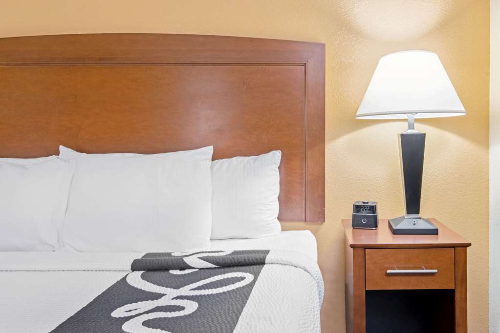 La Quinta Inn & Suites by Wyndham Lawton Fort Sill - photo 20