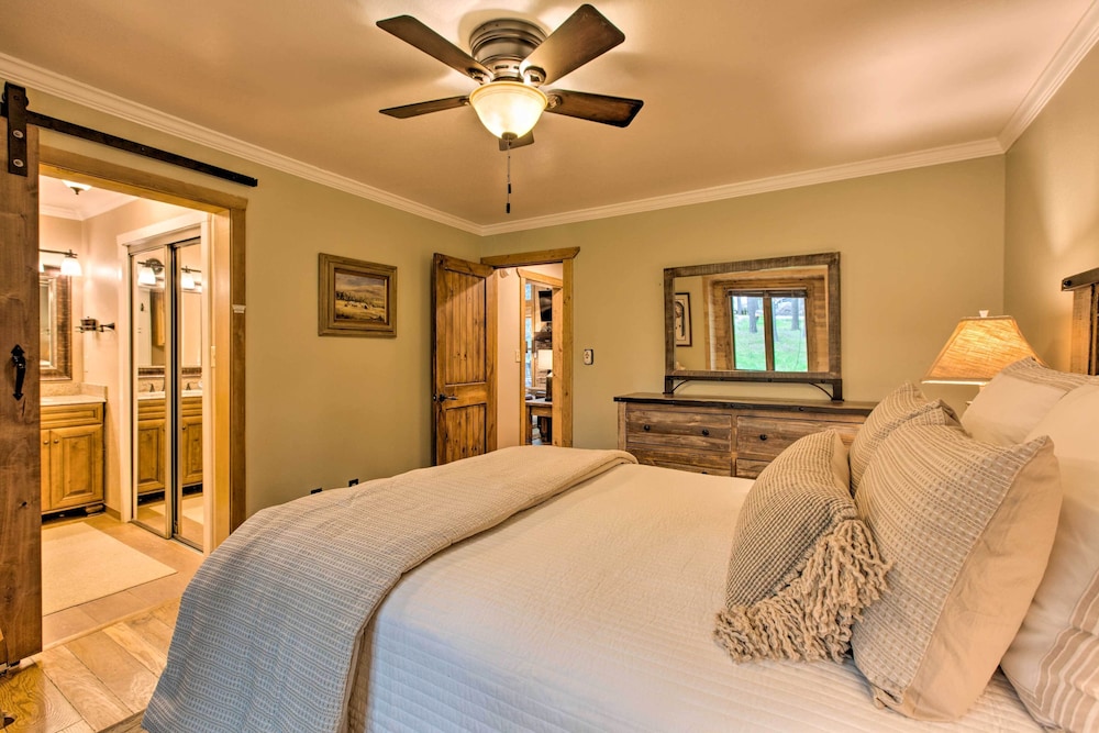 Blue Spruce Cabin with Hot Tub And Resort Amenities - photo 10