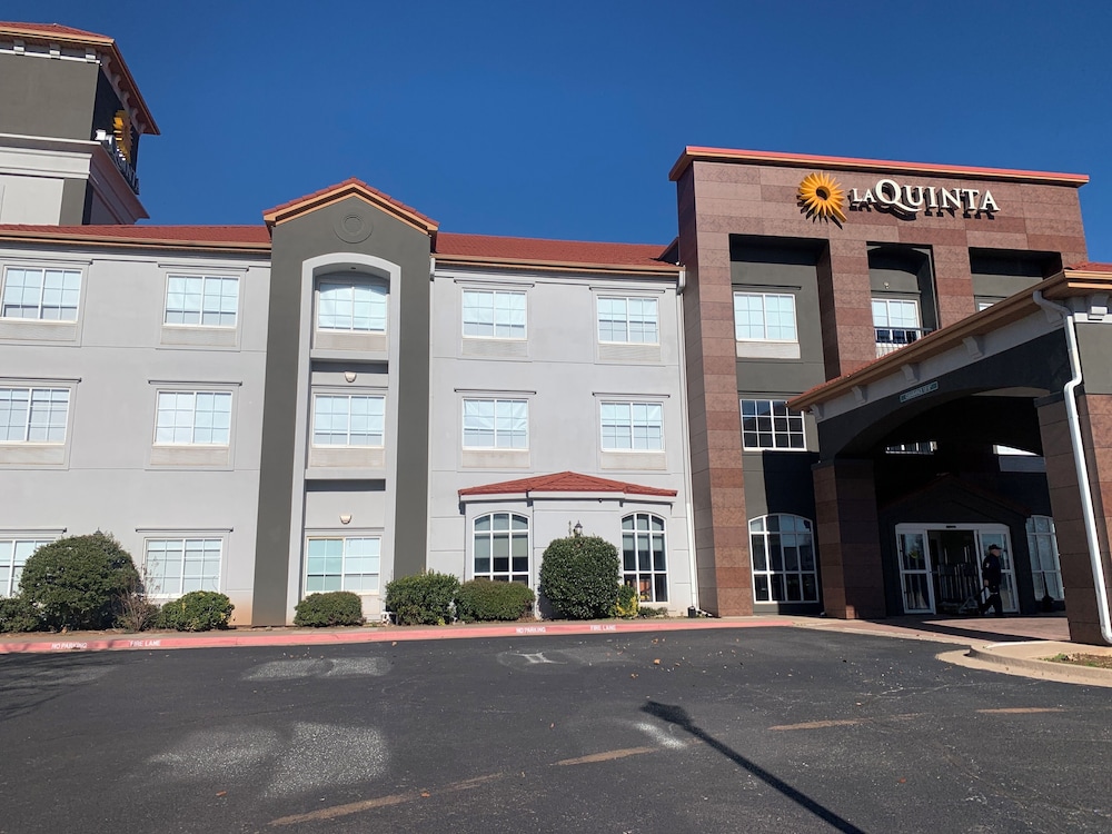 La Quinta Inn & Suites by Wyndham OKC North Quail Springs - photo 50