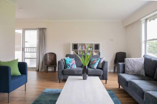 Breezy Beach Shack Footsteps to Sand and Surf in Ocean Grove, Australia