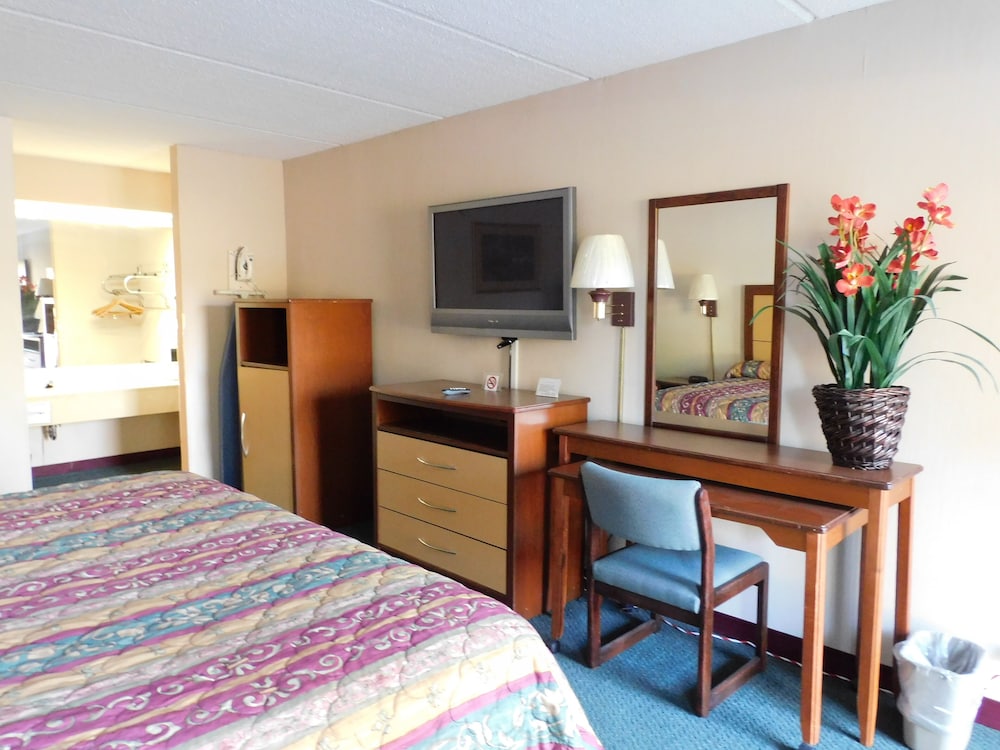 Camilla Inn & Suites - photo 13