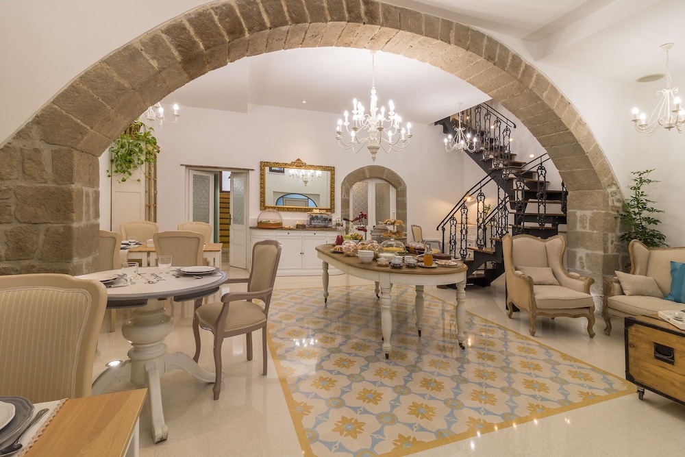 Palazzo Alessandrini Guest House — 4-Star Luxury Hotel in Viterbo, Italy