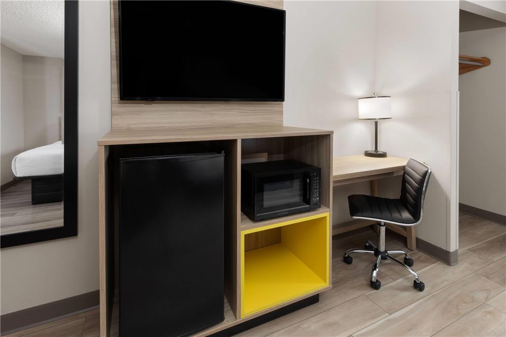 Days Inn by Wyndham Tulsa Central - photo 15