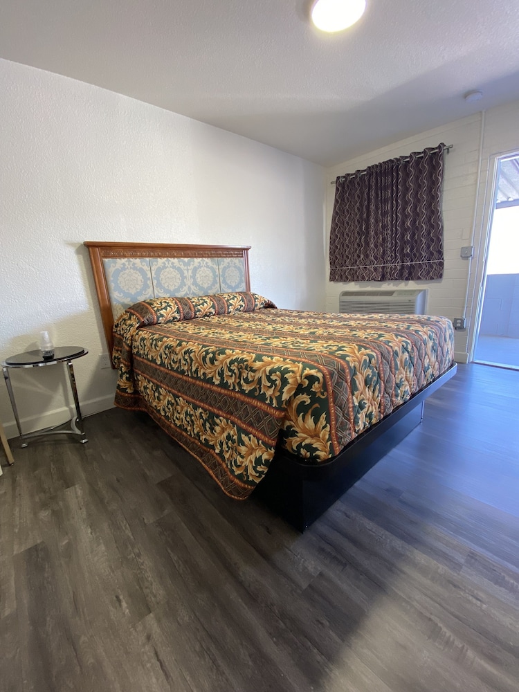 Lucky Cuss Motel - photo 8