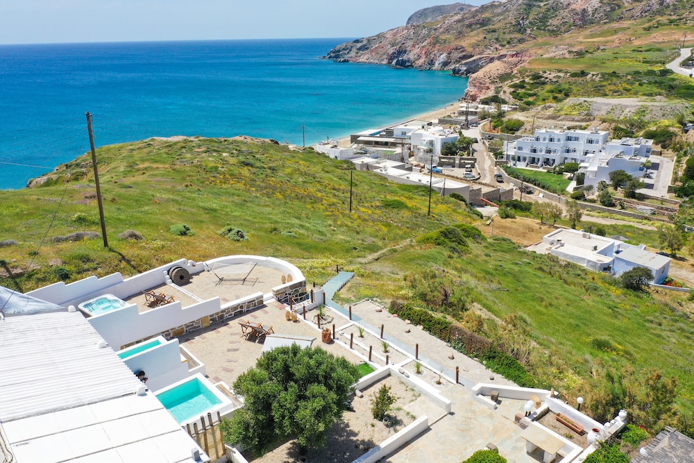 Avgerinos Deluxe Rooms in Milos, Greece