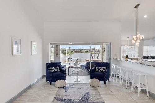 Gorgeous 4BR Lakefront Villa with Heated Pool — 4-Star Luxury Hotel in Fort Myers, United States
