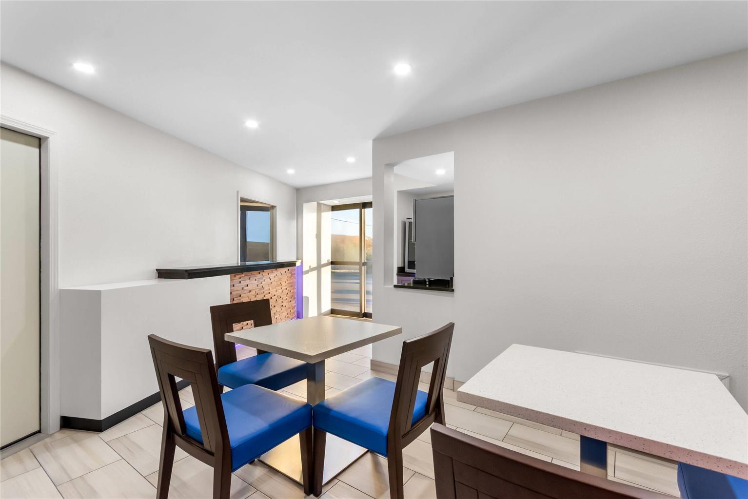 Days Inn by Wyndham Indianapolis East Post Road - photo 14