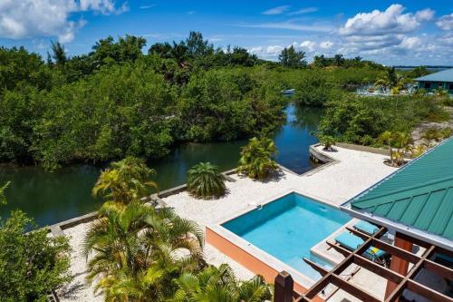 Casa Valencia Modern Pool Family Luxury Sleeps 8 — 4-Star Luxury Hotel in Placencia, Belize