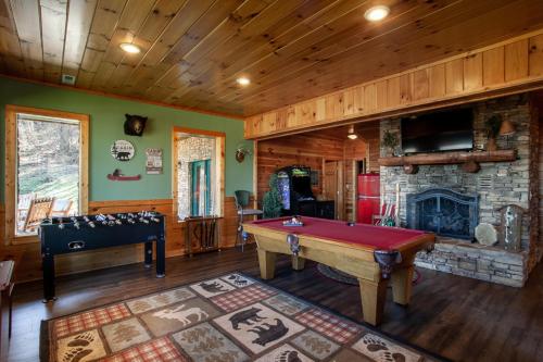 Wayward Travelers Lodge HotTub Theater Arcade MORE — 4-Star Luxury Hotel in Sevierville, United States