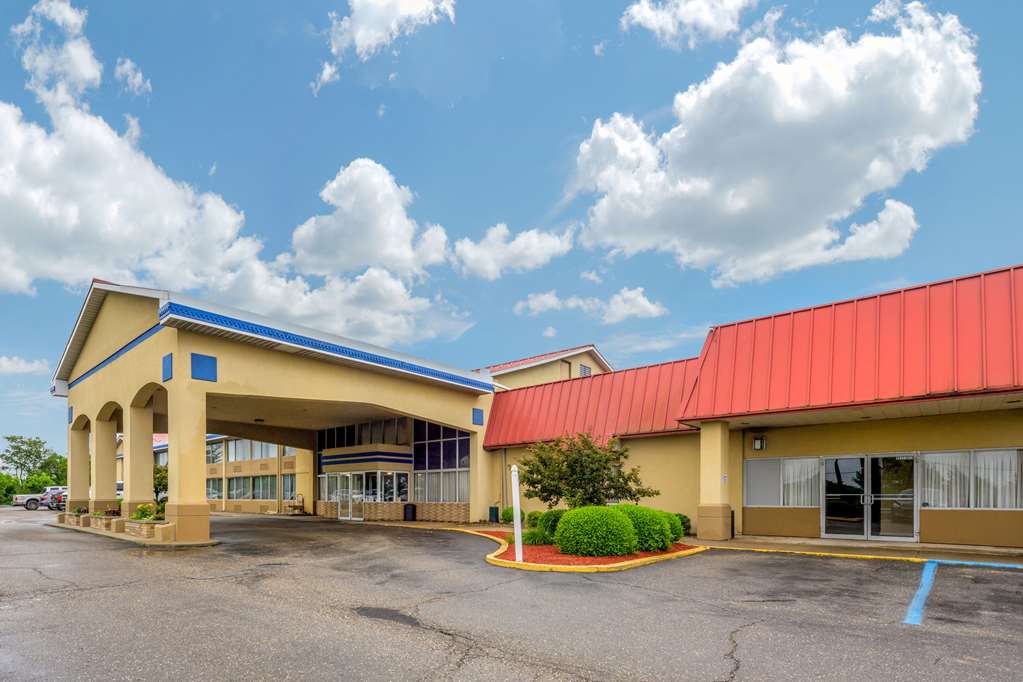 Econo Lodge Inn & Suites Triadelphia Wheeling - featured photo