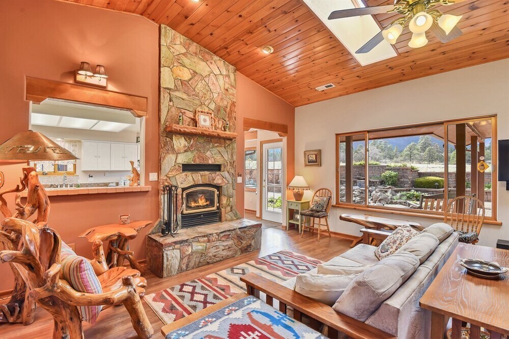 BunnyLand Lodge Panoramic Mt. Views Fantastic Backyard Patio Scenic Location in Flagstaff — 4-Star Luxury Hotel in Flagstaff, United States
