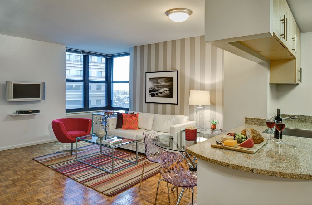 Furnished Quarters at Grove Pointe - photo 8