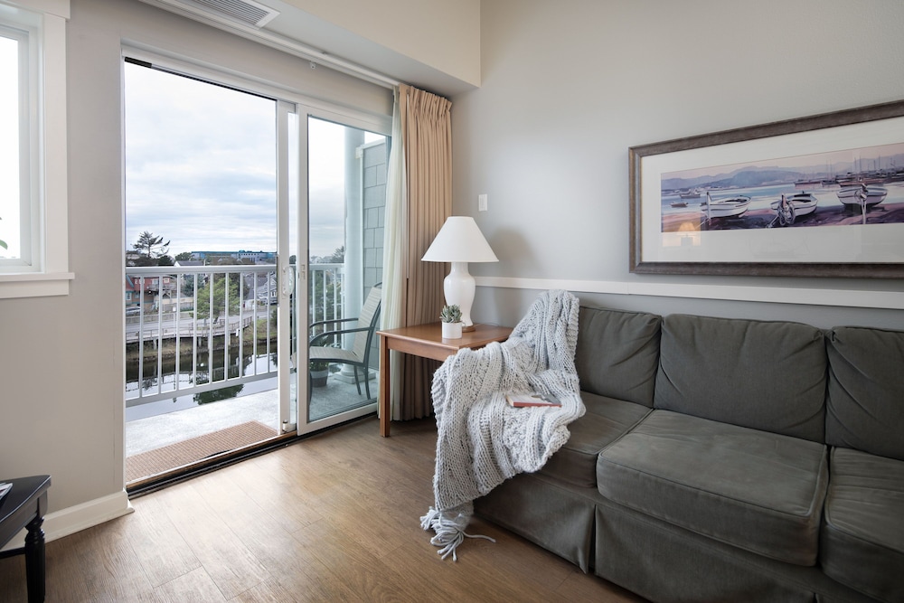 Rivertide Suites Hotel - photo 13