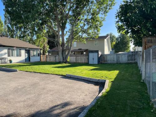 Guest Suites 1998 #1 Charming 1 bedroom 1 bath Suite — 4-Star Luxury Hotel in Idaho Falls, United States