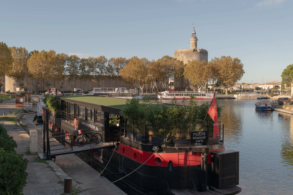 La Peniche Bed & Bicycle Aigues Mortes — 4-Star Luxury Hotel in Aigues-Mortes, France