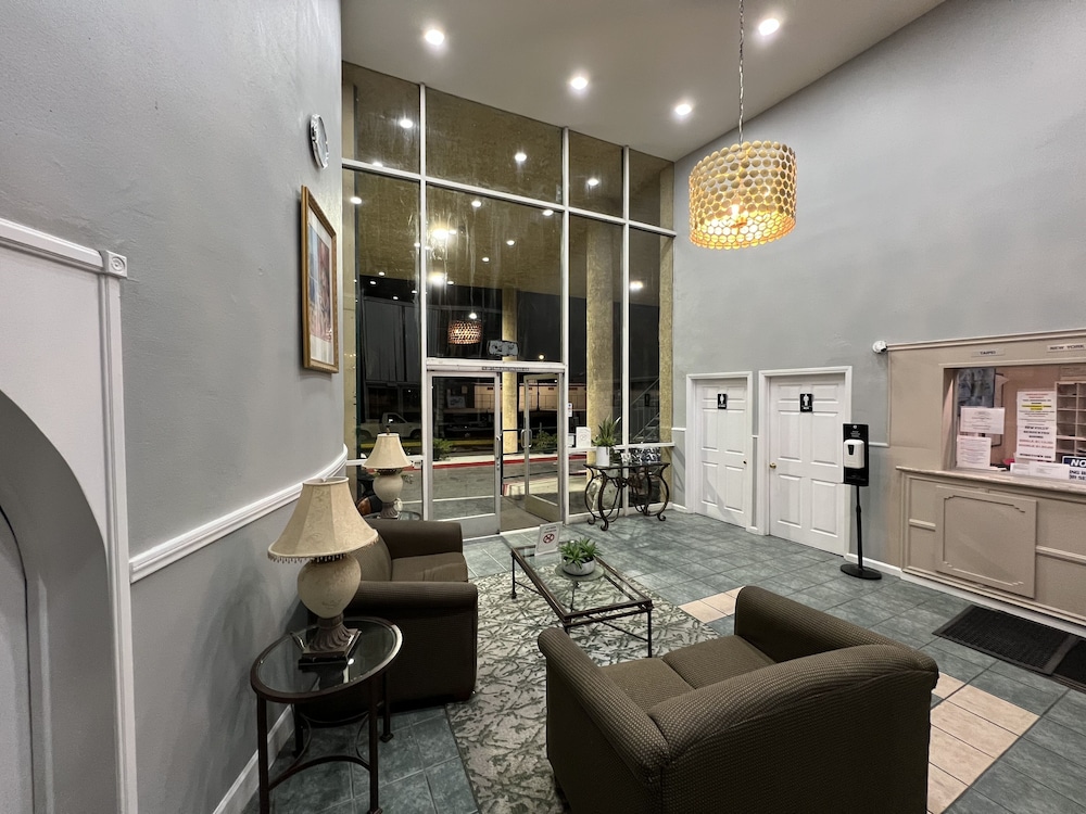 Hometown Inns North Hills - photo 2