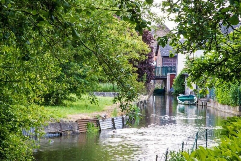 Comme une parenth se au coeur des hortillonnages in Amiens, France