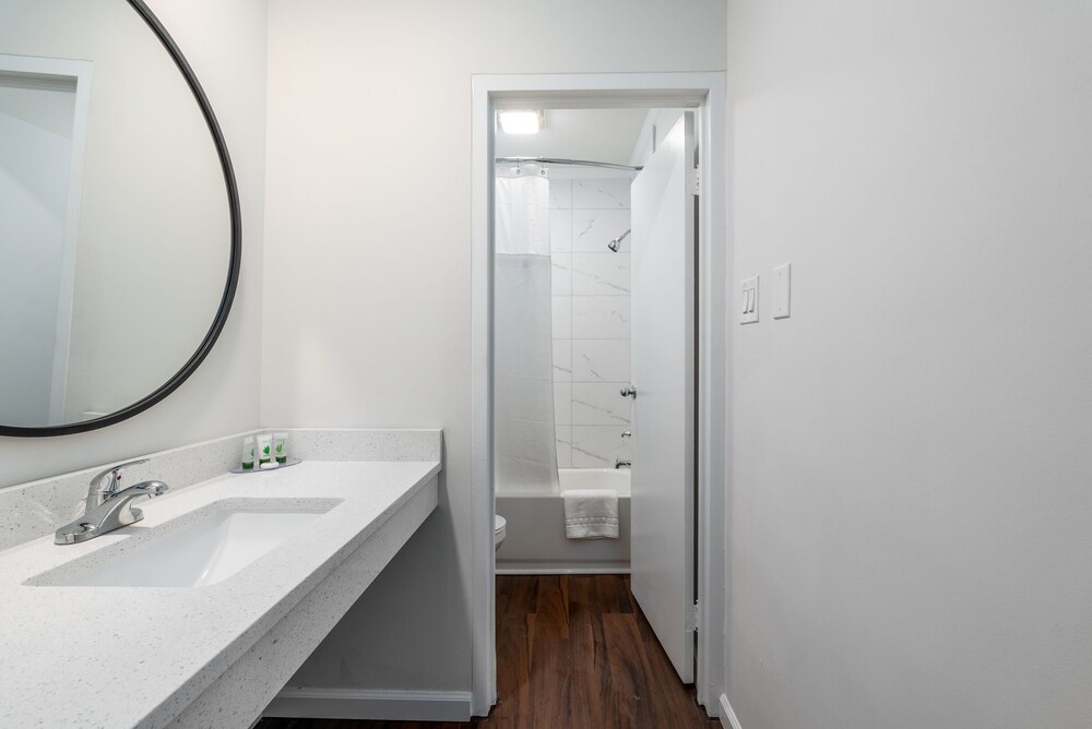 Crewe Boutique Inn - photo 18