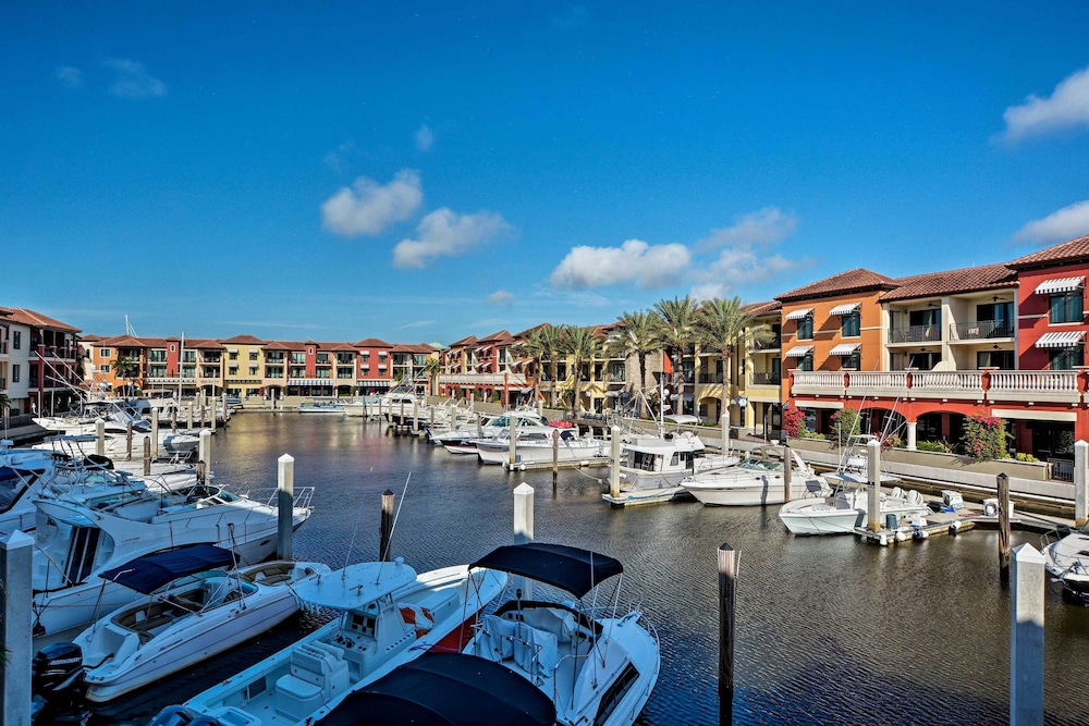 Relaxing Waterfront 2 Story Retreat with Pool Access — 4-Star Luxury Hotel in Naples, United States