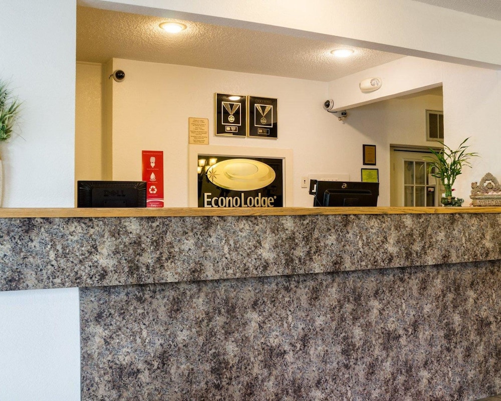 Econo Lodge Topeka Blvd. - photo 5