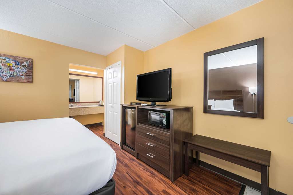 Econo Lodge Columbus near Airport - photo 8