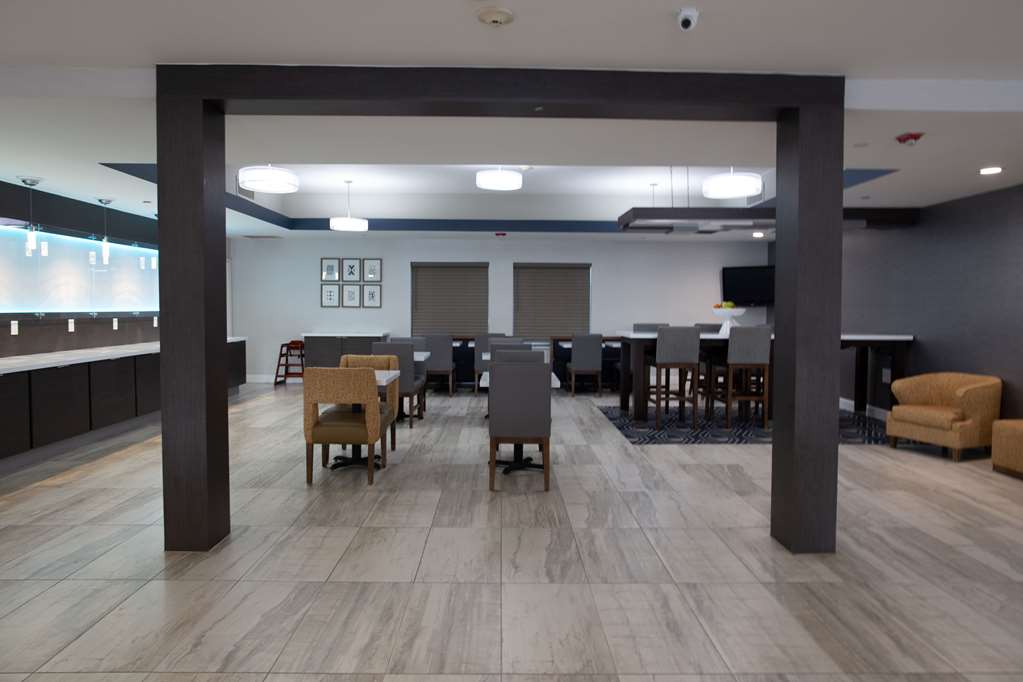La Quinta Inn & Suites by Wyndham Houston East at Normandy - photo 51