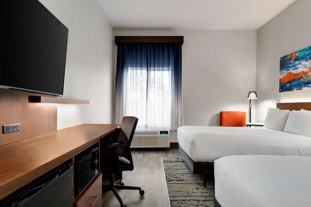 La Quinta Inn & Suites by Wyndham Stephenville - photo 45