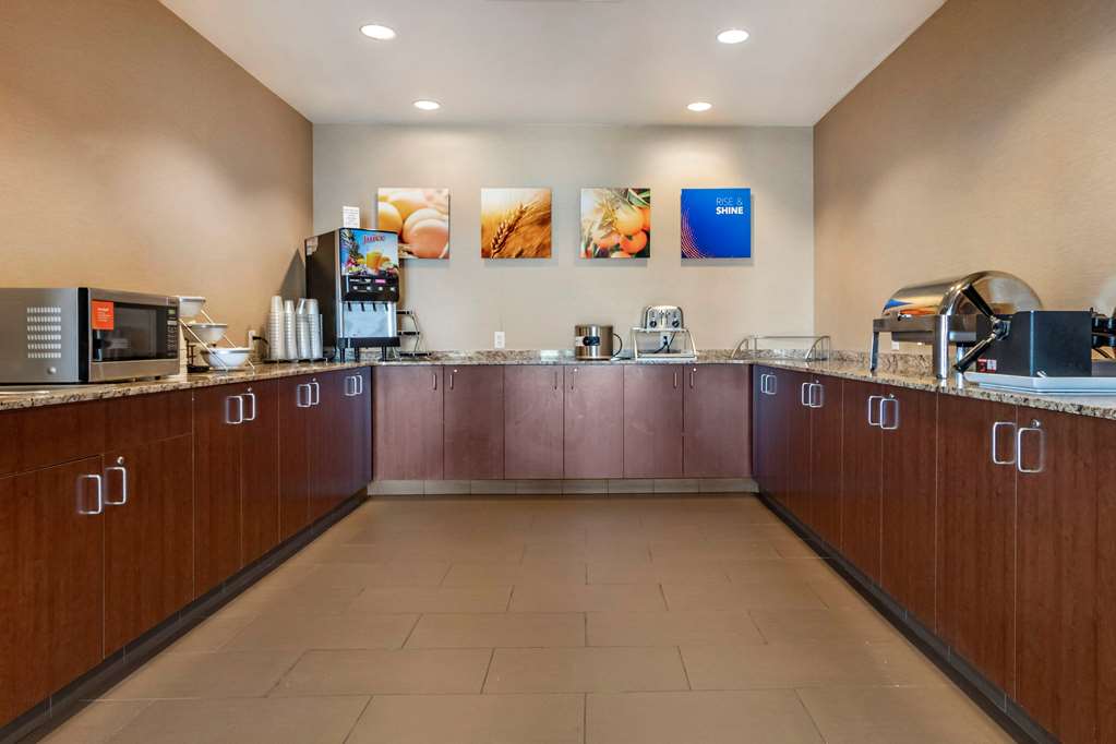 Comfort Suites Airport University - photo 28