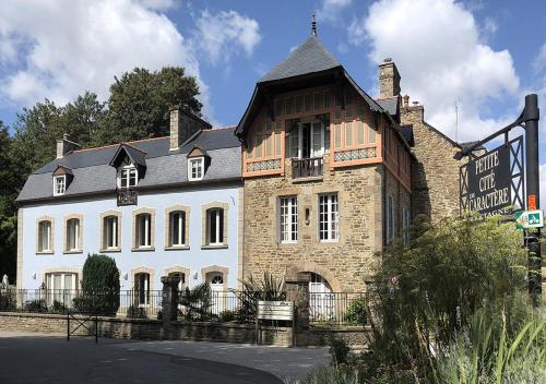 Val Rive Monet Apartment — 4-Star Luxury Hotel in Dinan, France