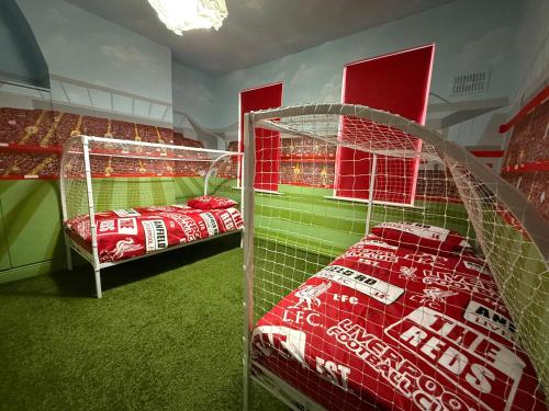 Anfield Abode Entire Lfc Themed House Sleeps 6 — 4-Star Luxury Hotel in Liverpool, United Kingdom