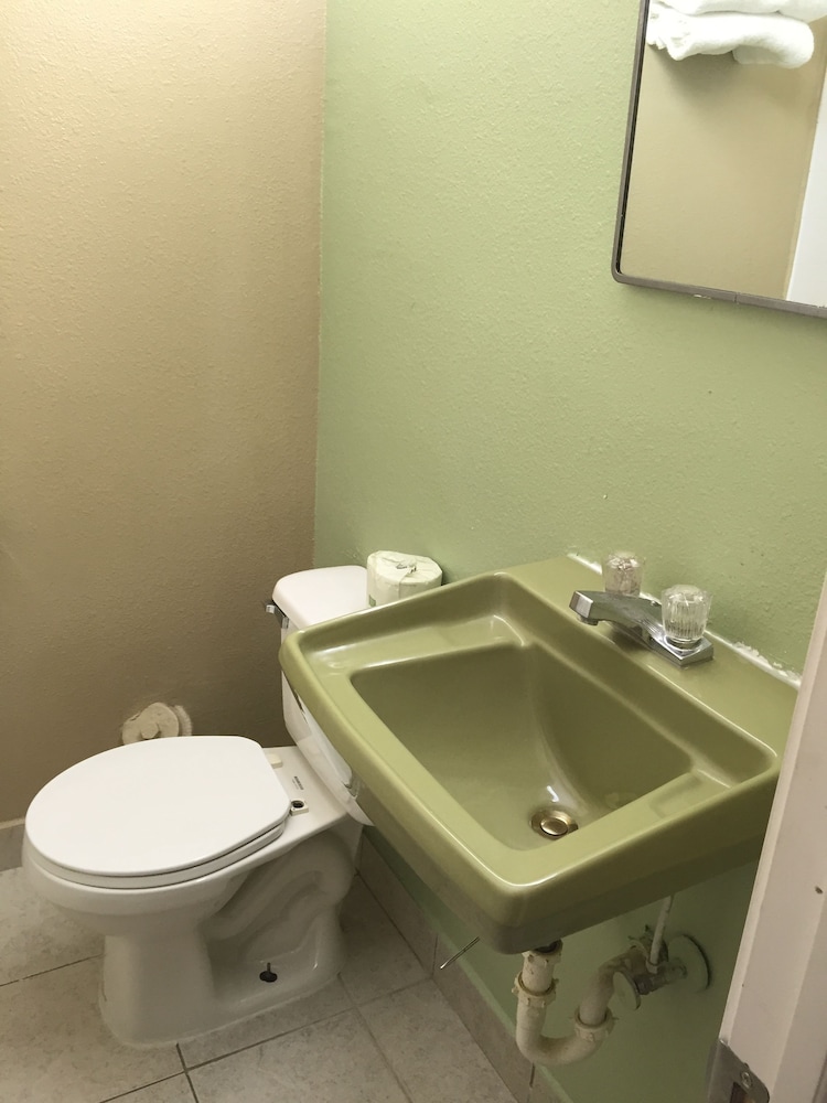 Town and Country Motel - photo 16