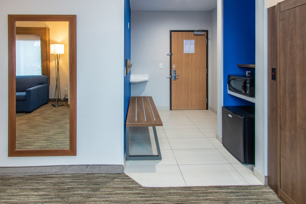 Holiday Inn Express Hotel & Suites Roseville Galleria Area by IHG - photo 19