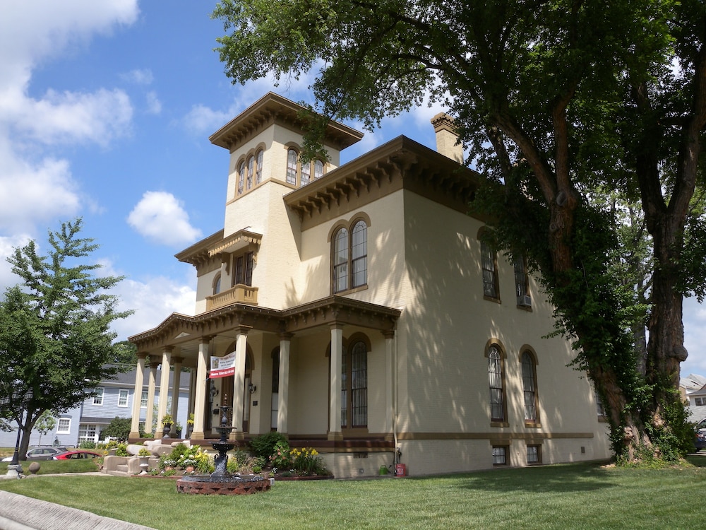 The Pepin Mansion Historic B&B — 4-Star Luxury Hotel in New Albany, United States