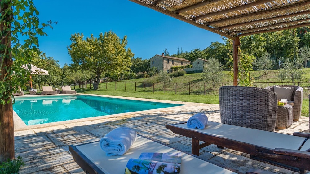 Muffato 6 Emma Villas — 4-Star Luxury Hotel in Sarteano, Italy