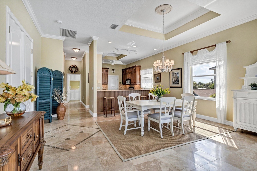Ocean Vue By Beachside Management — 4-Star Luxury Hotel in Siesta Key, United States