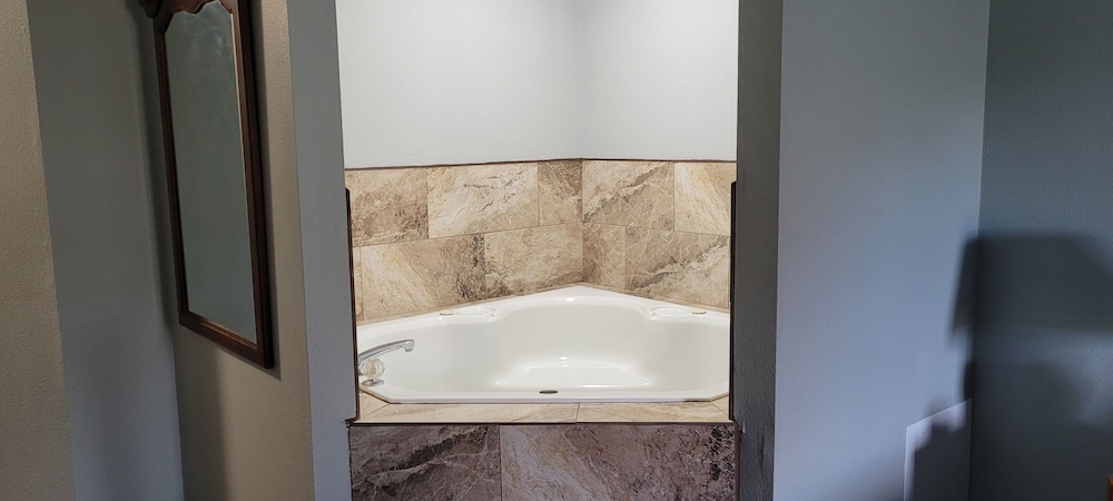 Days Inn & Suites by Wyndham Williamsburg IA North - photo 5