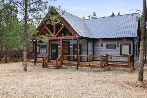 Lone Pine Lodge. Brand new 2 bedroom luxury cabin. — 4-Star Luxury Hotel in Broken Bow, United States