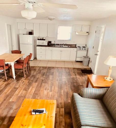 Exit 5 Motel and Cottages - photo 17
