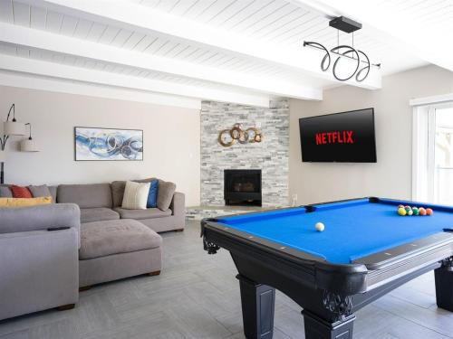 Renovated Retreat 4BR Oasis w Pool and Pool Table — hotel in Tustin