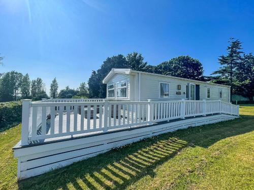 Beautiful 6 Berth Caravan With Decking In Norfolk Ref 89001Mv — hotel in Belton