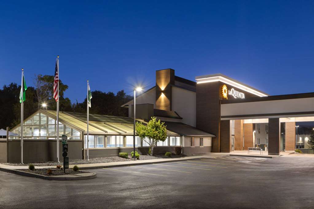 La Quinta Inn & Suites by Wyndham Yakima Downtown - photo 5