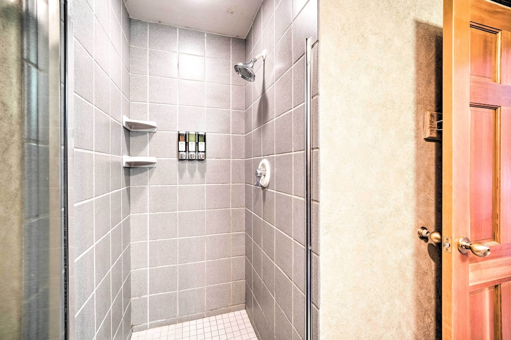 Big Sky Ski Inandski Out Condo with Mountain Views — 4-Star Luxury Hotel in Big Sky, United States