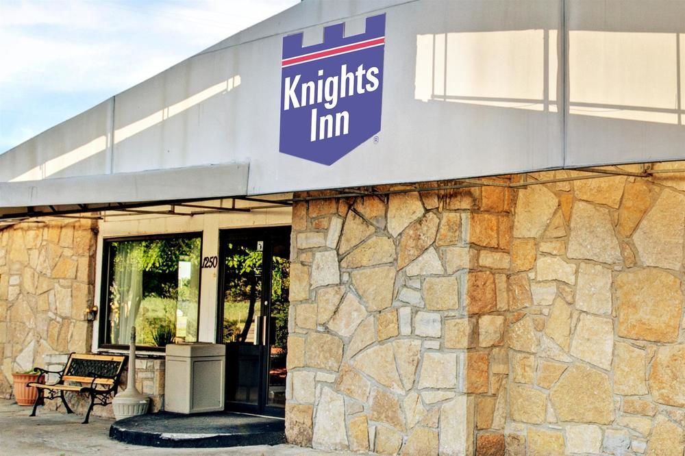 Monroe Knights Inn - carbon neutral hotel in Monroe