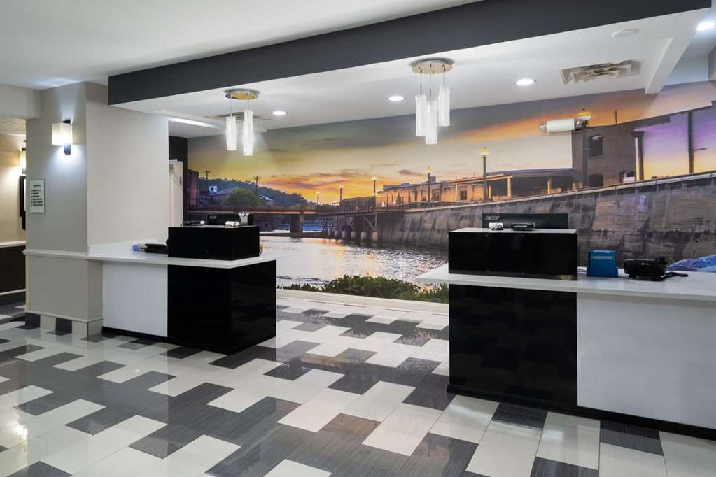 La Quinta Inn & Suites by Wyndham Prattville - photo 10
