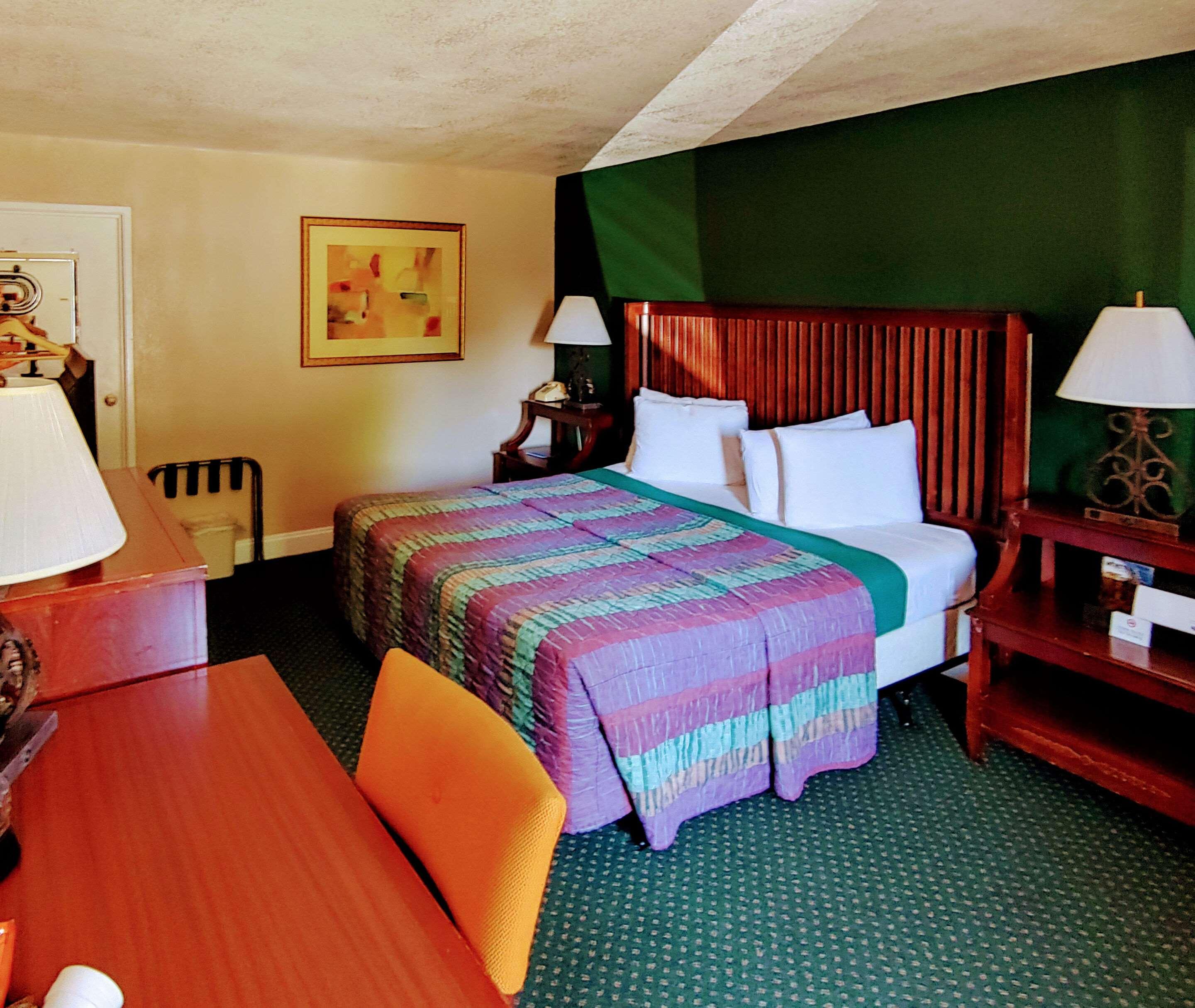 Rodeway Inn Maingate - photo 2