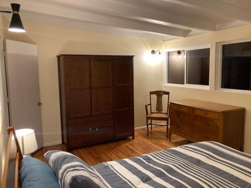 Cozy Hideaway and Hot Tub. Pet Friendly. in Eureka, United States