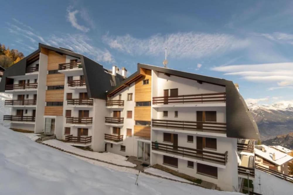 MP24 Ski in out apartment on slopes with indoor private parking space — 4-Star Luxury Hotel in Riddes, Switzerland